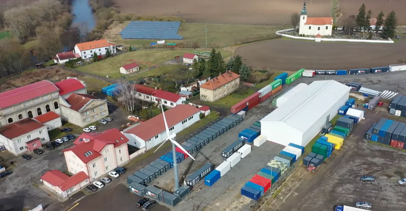 „Vyhrabali díru a na nic se neptali.” Větrník kontroverzního podnikatele vyrostl uprostřed obce