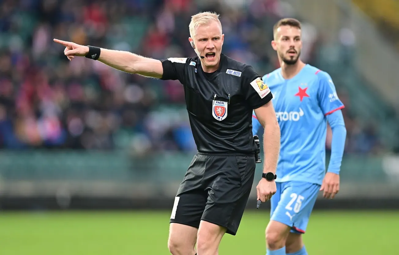 Úplatný rozhodčí se doznal. A fotbal teď napjatě čeká volbu šéfa sudích