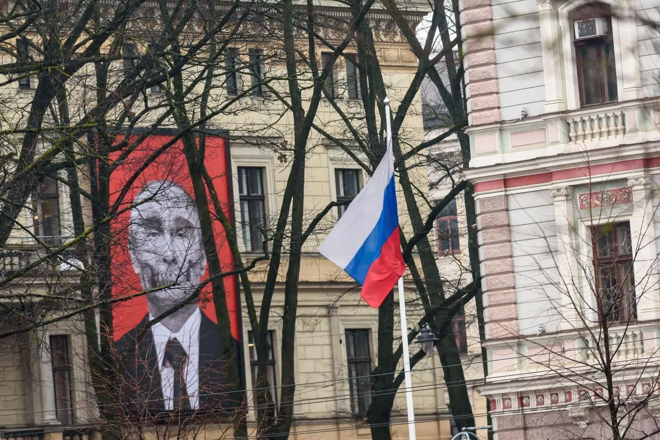 Smrťák Putin na dohled od ruské ambasády. „Musíme být připraveni na vše“