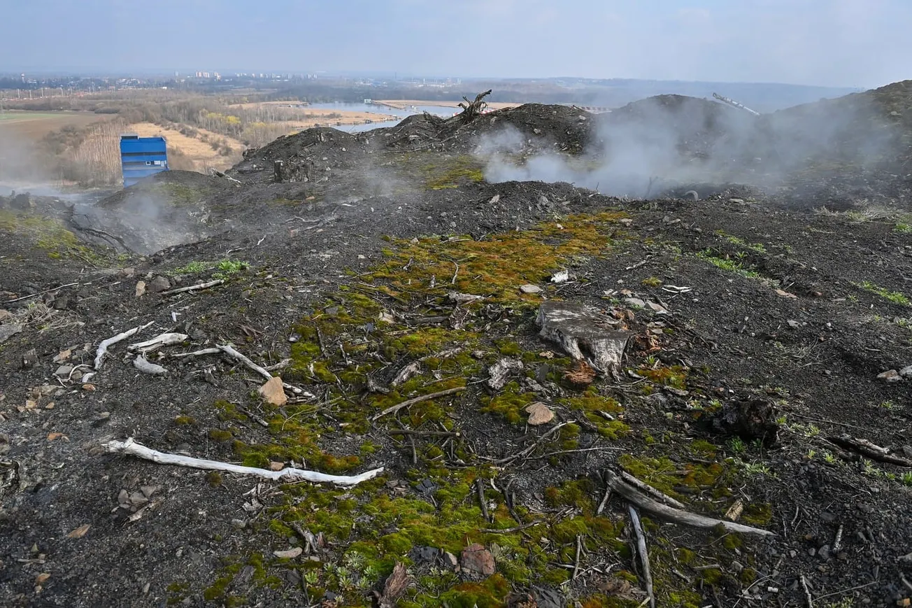 Heřmanická halda dál doutná. A státní podnik šetří další požáry