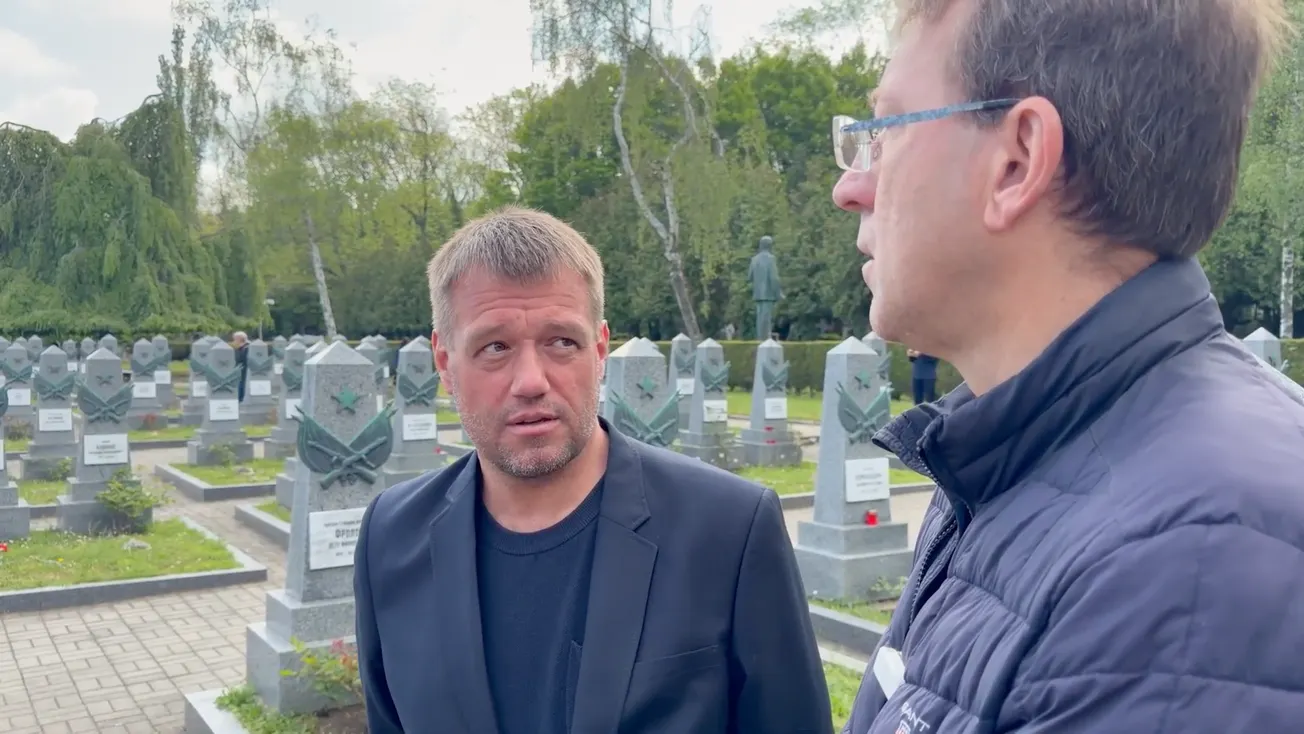 „Jsem tu legálně.” Na Olšanech s Rusy opět slavil i vyhoštěný propagandista