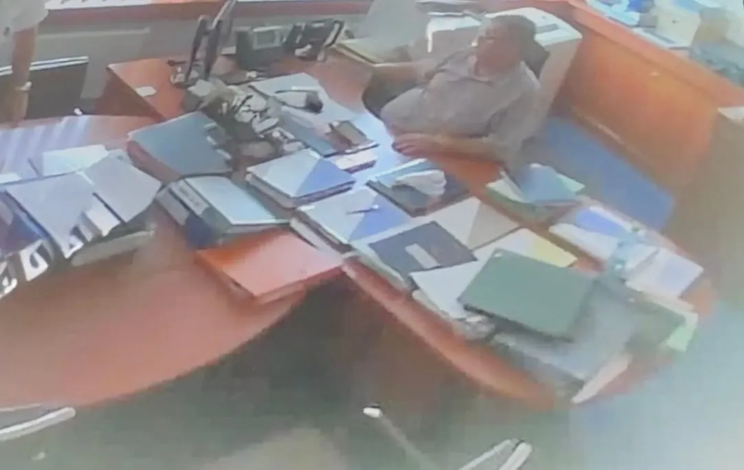 Kamera namířená na stůl a zvuk klimatizace. Takhle policie nahrála korupci v Motole