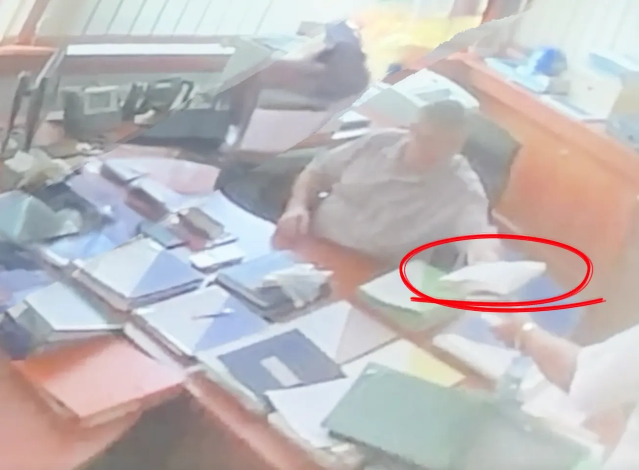 Ředitel Motola Ludvík přebral obálku. A vyčinil muži, který mu ji dal