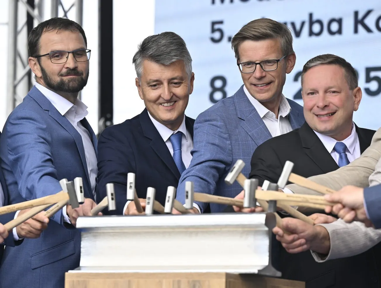 Exšéfa železnic s 80 miliony v trezoru doběhla pohledávka