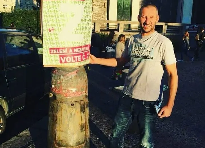 Miliony na desítkách účtů. O billboardového aktivistu se zajímá policie