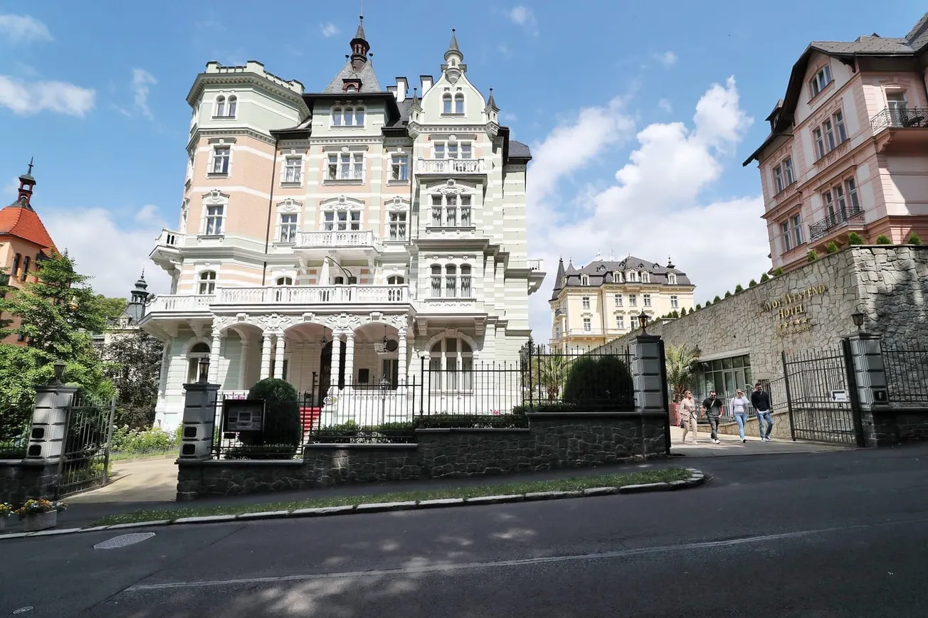 Profit i přes sankce. Karlovarskému hotelu ruského oligarchy se daří