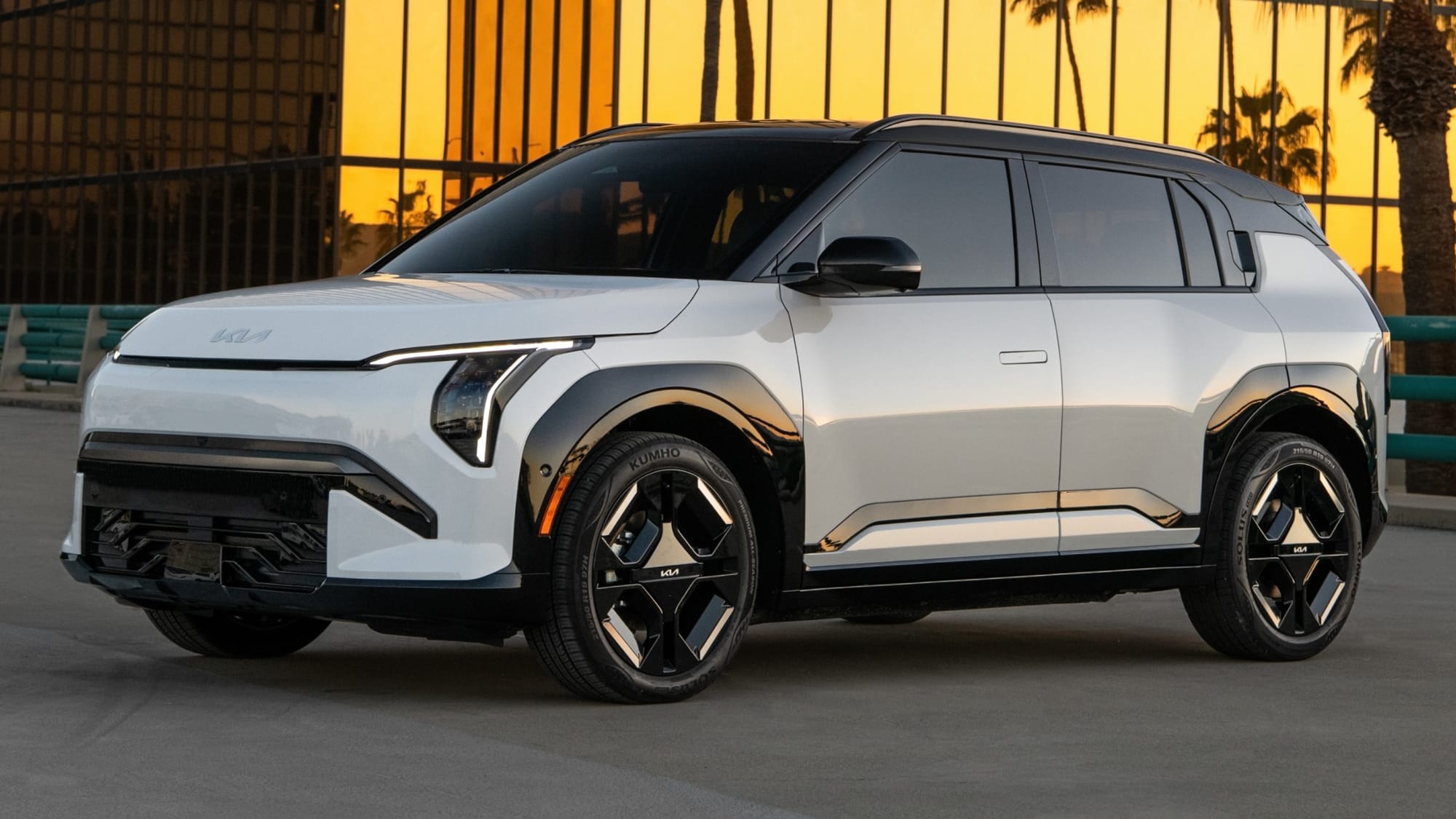 Choose between a 58.3-kWh battery (221 miles) on the 2027 Kia EV3 Light FWD or an 81.4-kWh pack (321 miles) on the Wind FWD; optional AWD drops total range by 41 miles.