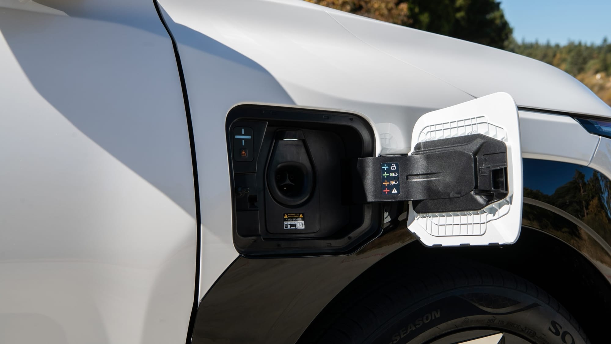 The 2027 Kia EV3 is equipped with a Tesla-style NACS port standard, supporting 350-kW DC fast charging from 10% to 80% in 29–31 minutes.