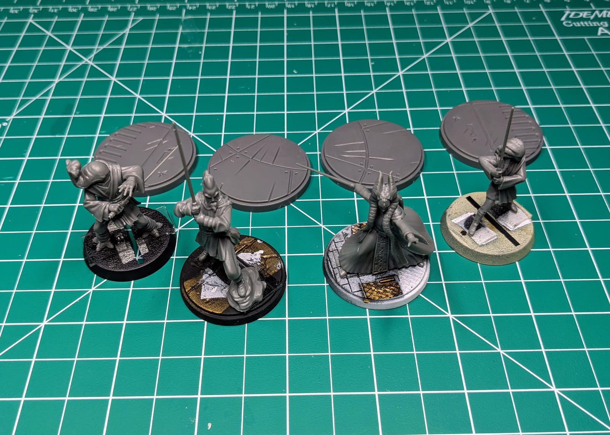 Miniatures separate of their bases for faster painting
