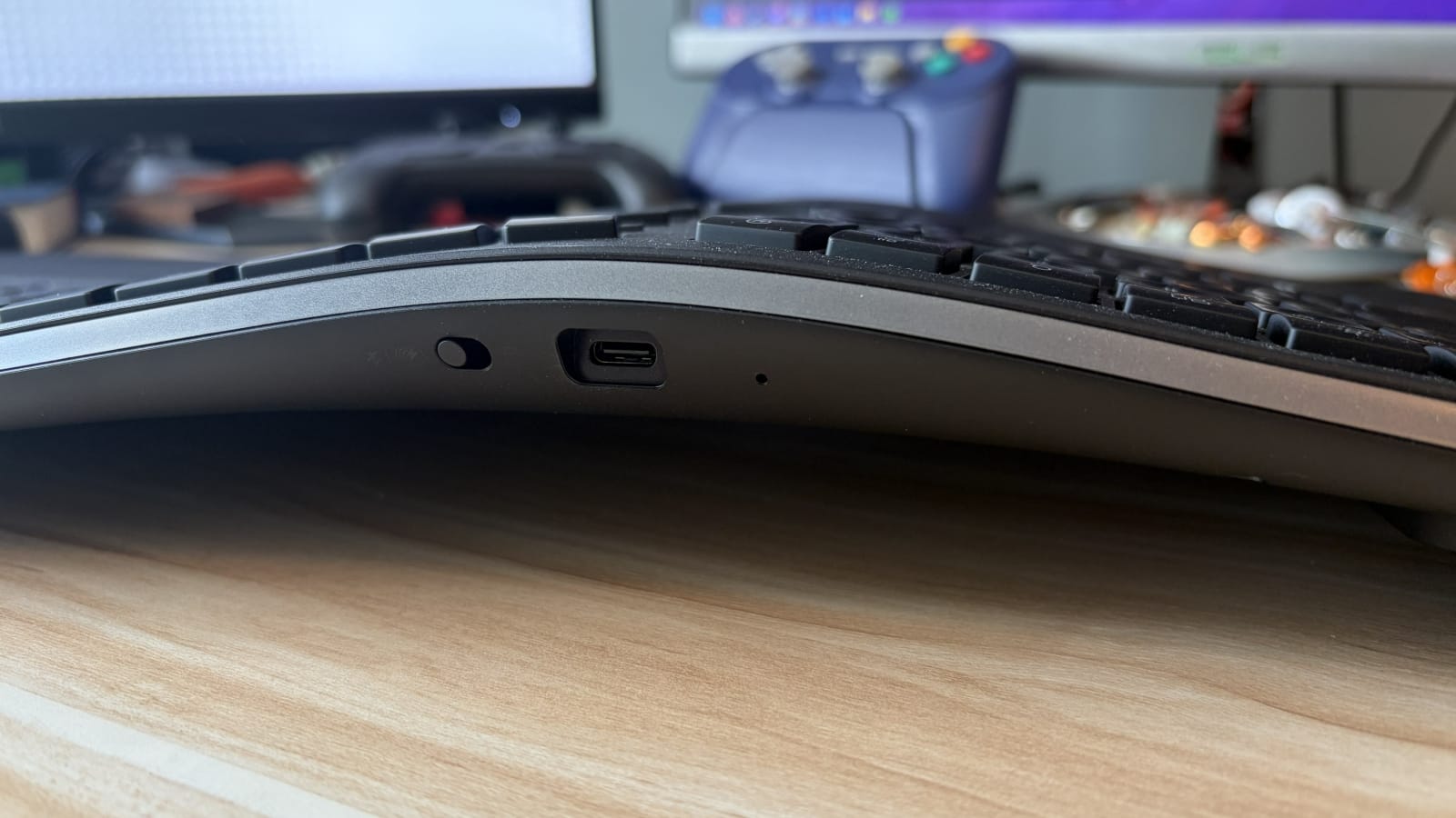 The back of the keyboard, with a switch to change between wired and wireless, and a USB-C port. 