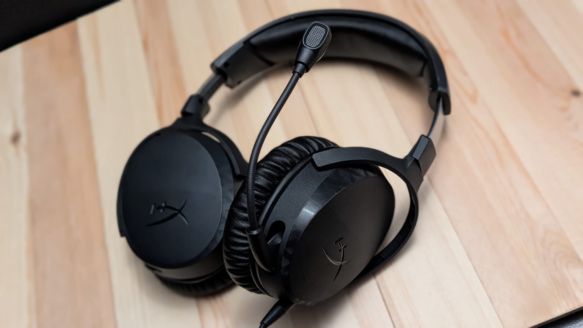 The microphone isn't comparable to modern high-end mics like the Elgato Wave 3, but it'll get the job done.