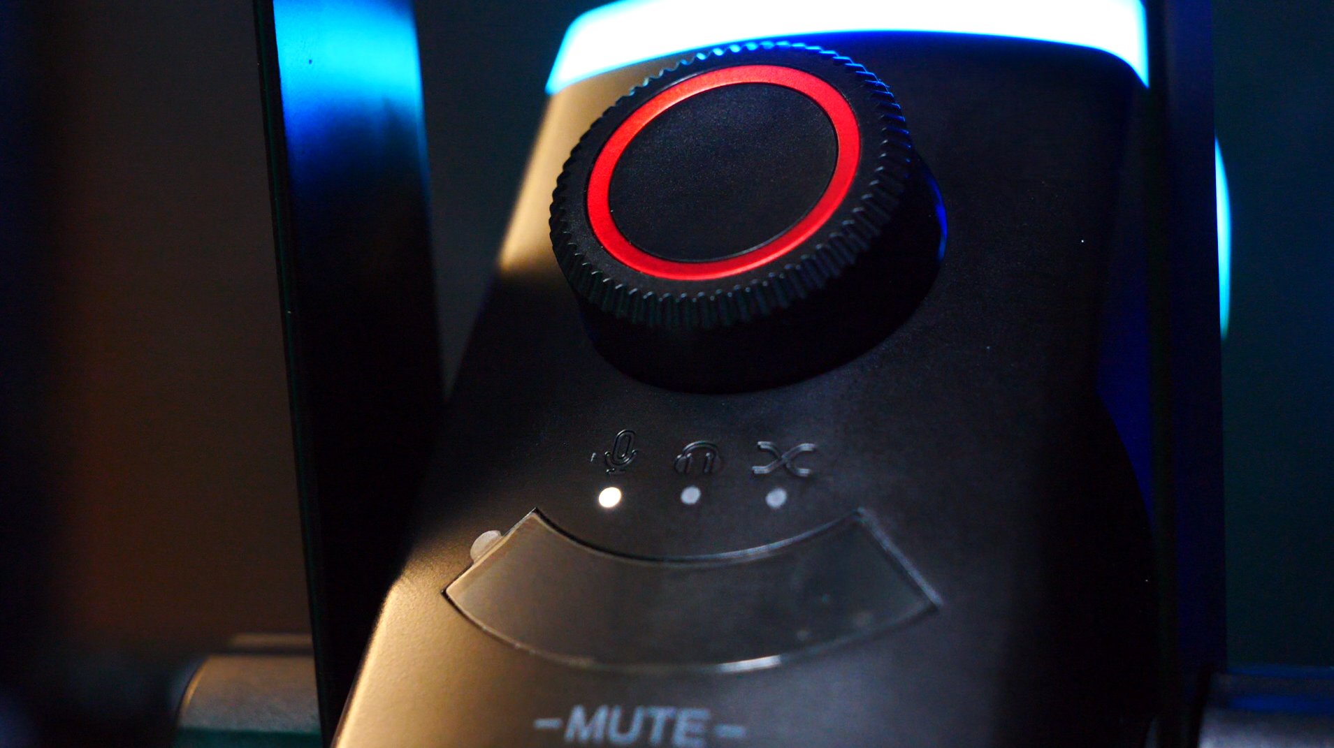 The AM8PROT has the same touch-sensitive buttons as the Elgato Wave 3