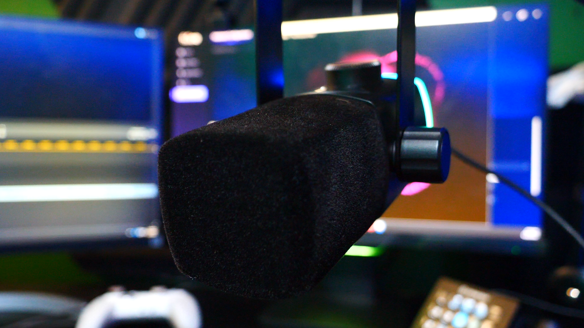 The AM8PROT is an end-addressing microphone 