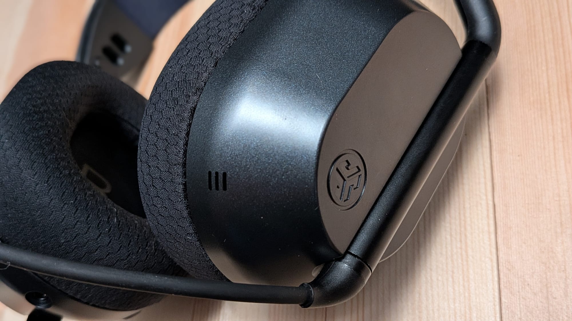 The detachable mic will get the job done, but it won't replace your high-end streaming mic.