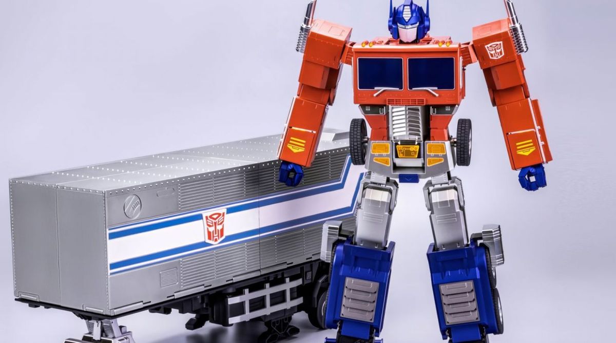 Robosen and Hasbro debuts auto-converting trailer and roller set