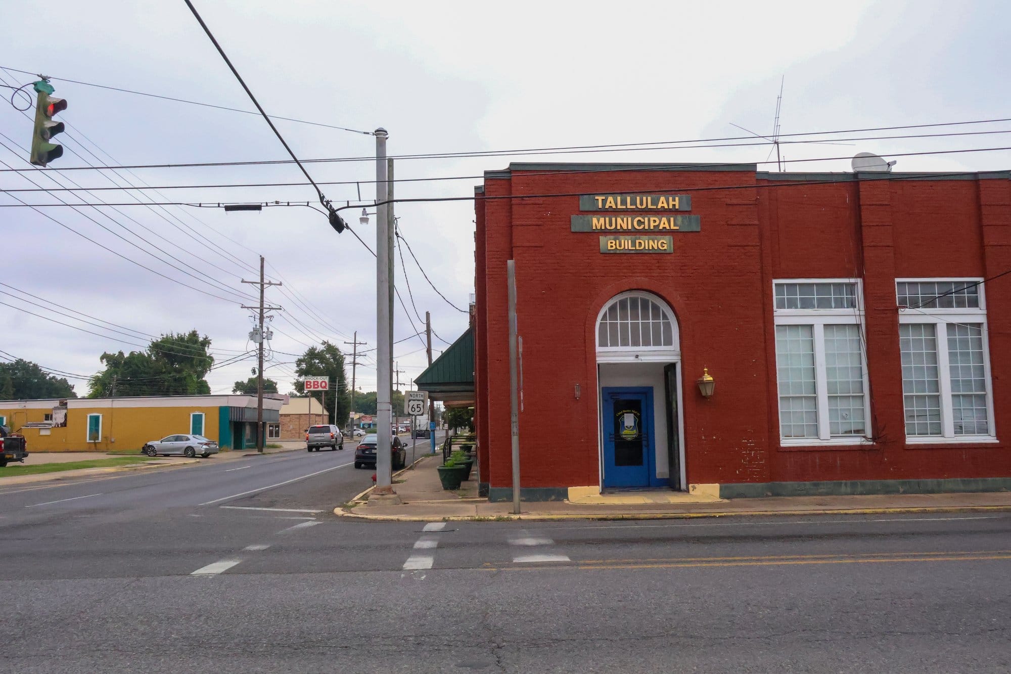 The Tallulah Municipal Building sits at the crossroads of Highways 80 and 65 in September 2025.