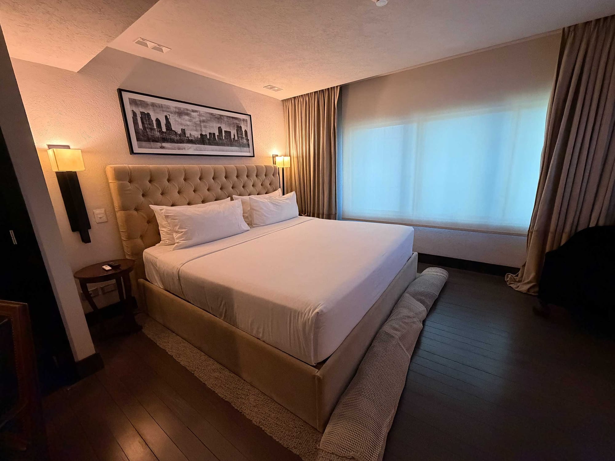 King size bed in hotel room.