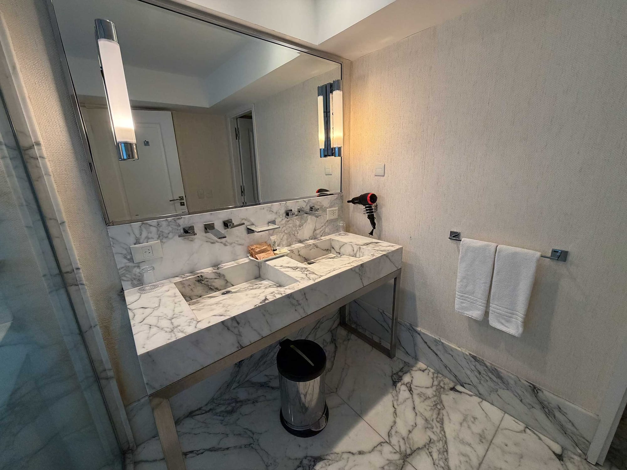 Dual roll-under sinks.
