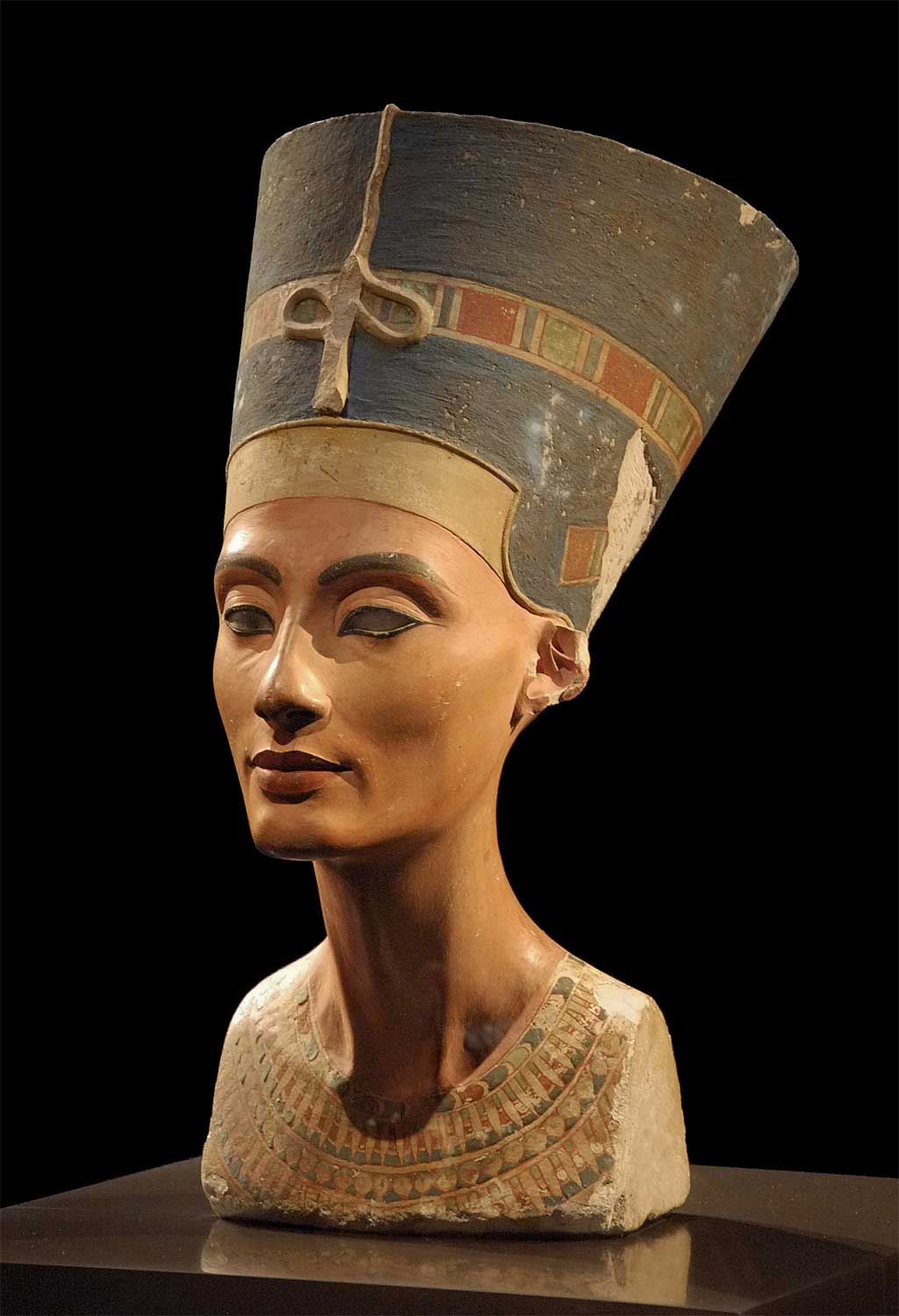 Close up image of the bust of Nefertiti.