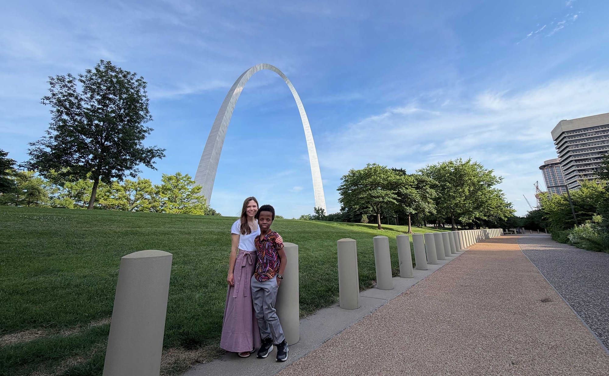 Stevie and Robert standing in front of the St. Louis Arch.
