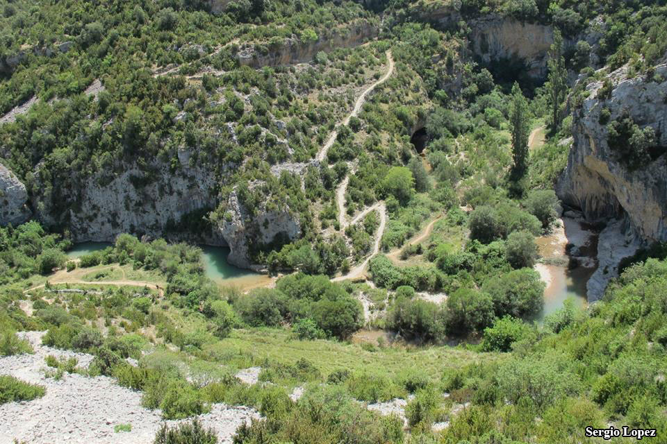 The trail down to the river which is the peak of turquoise magic. Photo by Sergio Lopez.