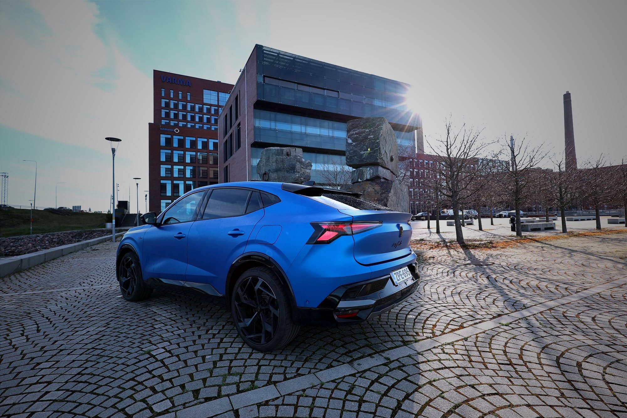 Ilmailun inspiroima muotokieli: Rafalen virtaviivaiset linjat ammentavat vaikutteita Renaultin historiallisista lentokoneista. Kuva: Antti Liinpää, KaaraTV