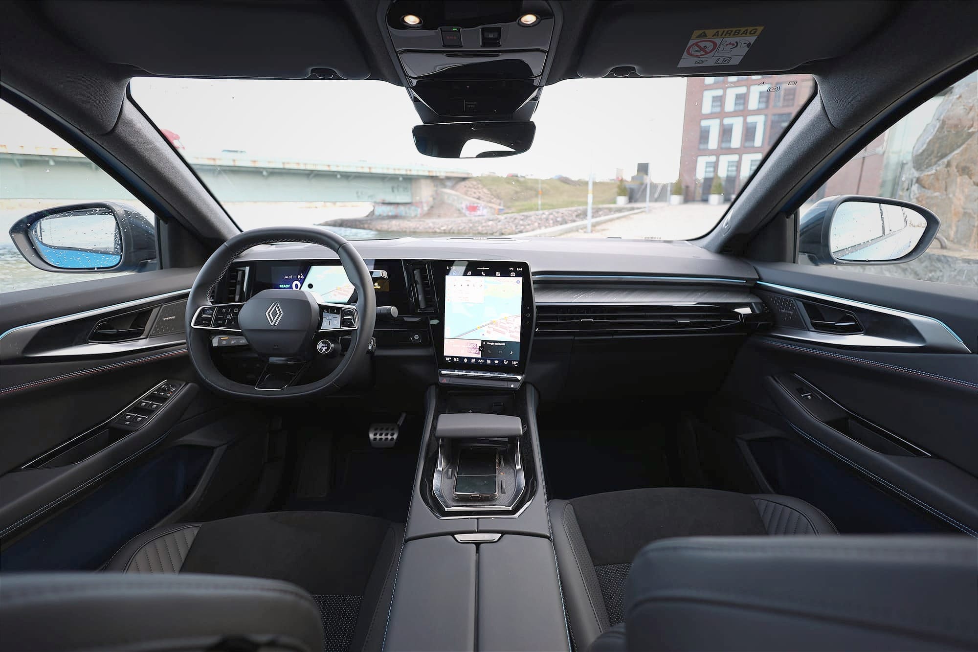 Korkealaatuinen ohjaamo: OpenR-kaksoisnäyttö ja Google-pohjainen infotainment tekevät ajamisesta sujuvaa ja modernia. Kuva: Antti Liinpää, KaaraTV