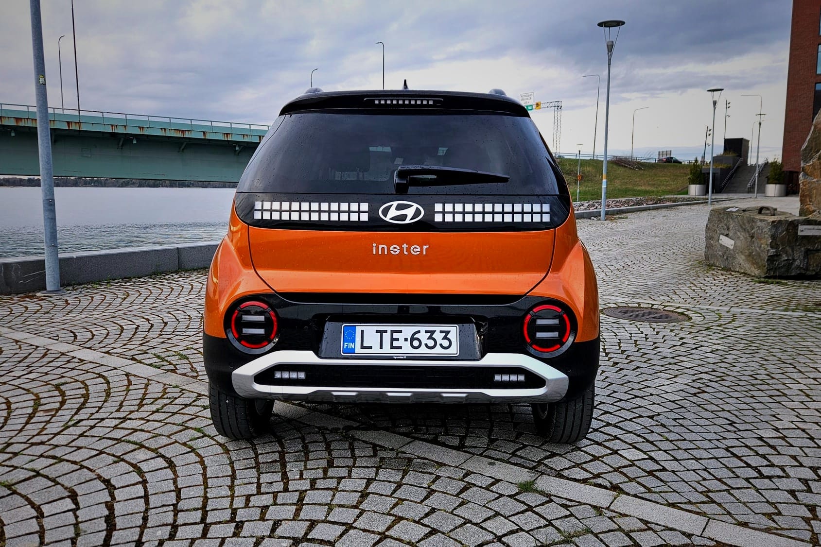 1️⃣ Hyundai Inster sivuprofiilista Insterin persoonallinen ja kapea muotoilu herättää huomiota – tämä ei ole vain tavallinen kaupunkisähköauto, vaan rohkea ja erottuva uutuus.