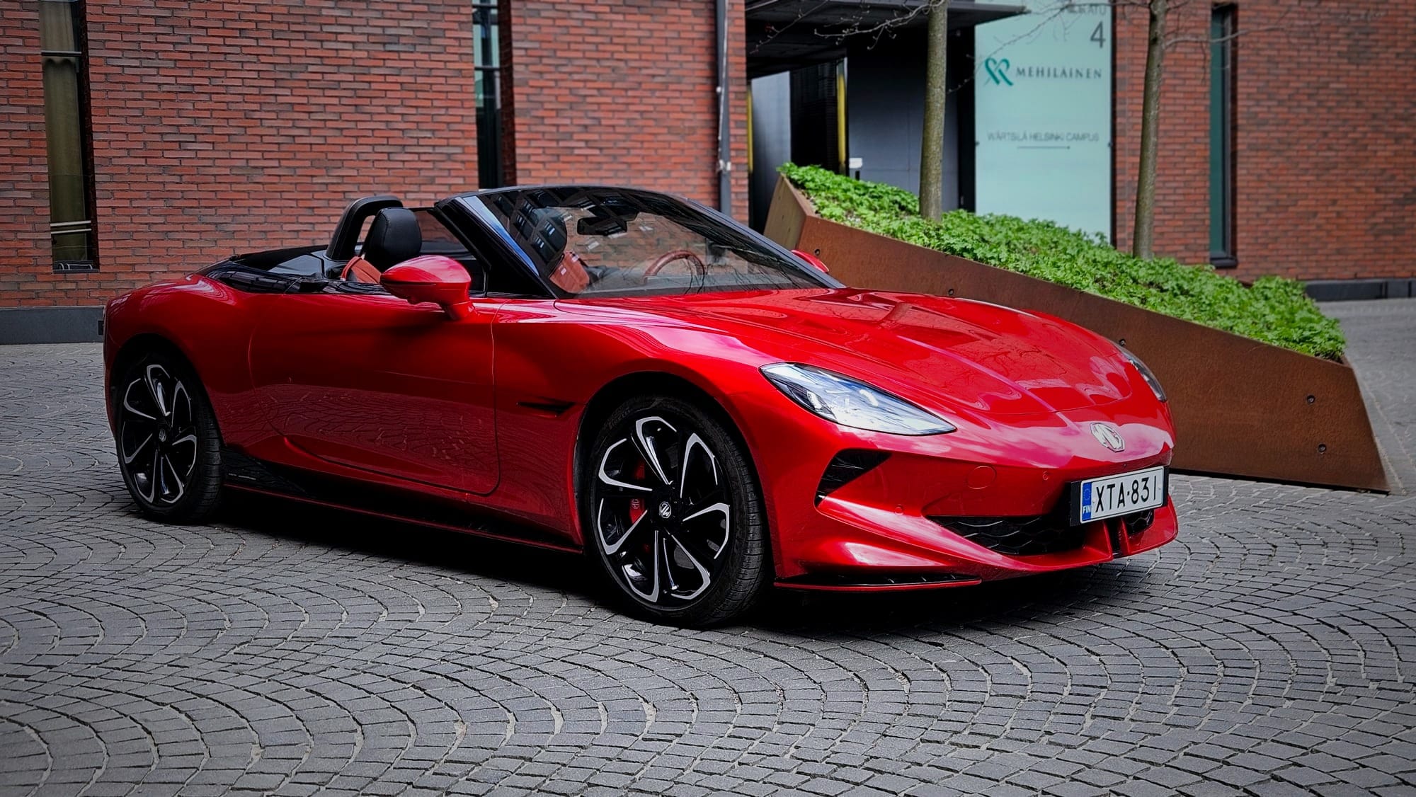 Yllättävä kiinnostus: Jo kahdeksan Cybersteria myyty Suomessa ennen kesää 2025 – avoautoilun nouseva tähti sähkömarkkinoilla.