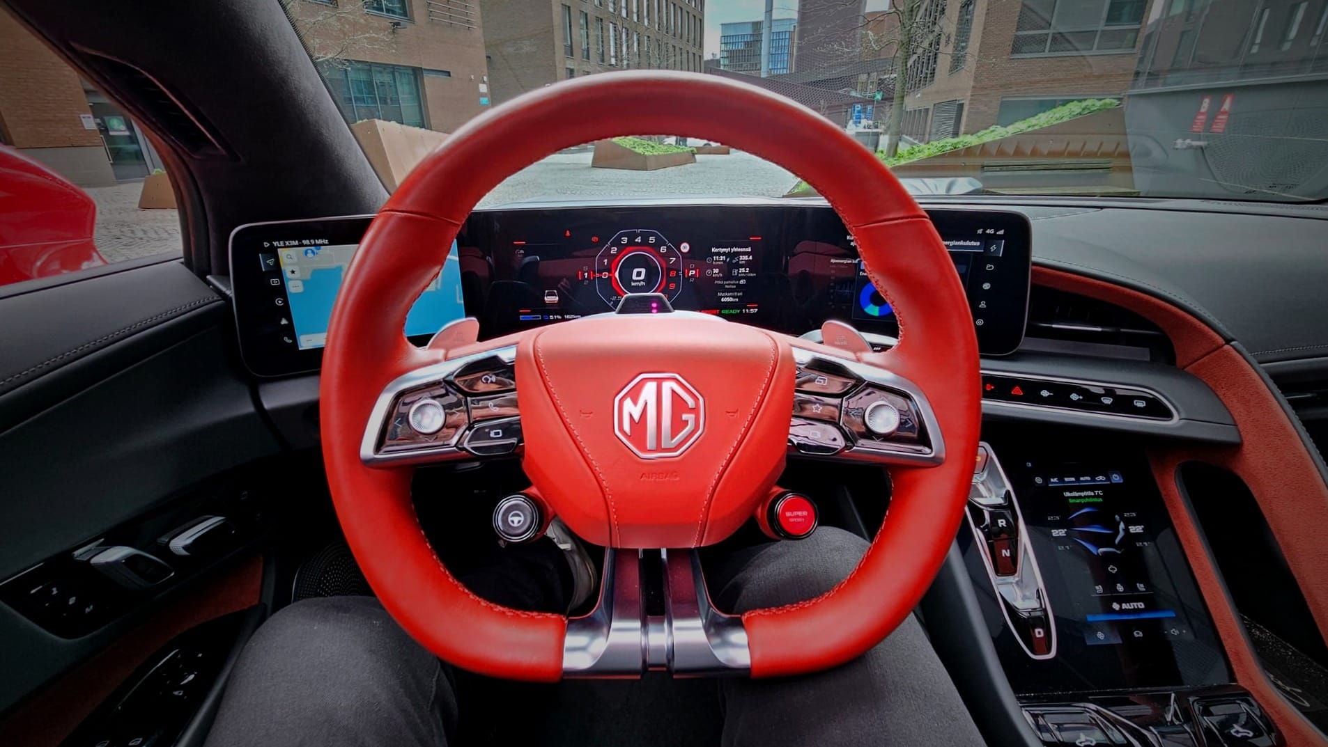 Kuljettajakeskeinen ohjaamo: Kolmiruutuinen mittaristo muistuttaa lentokoneen ohjaamoa – kaikki oleellinen tieto kuskin käden ulottuvilla.