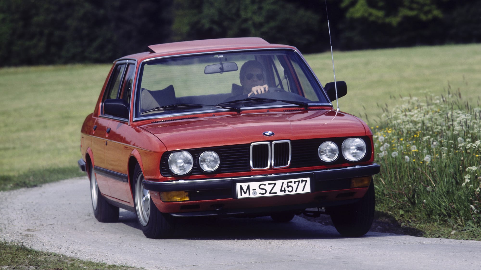 Maailman ensimmäinen M5 syntyi tästä sukupolvesta: siihen istutettiin M1-urheiluautosta tuttu moottori, ja näin E28 M5:stä tuli aikansa nopein sarjavalmisteinen sedan