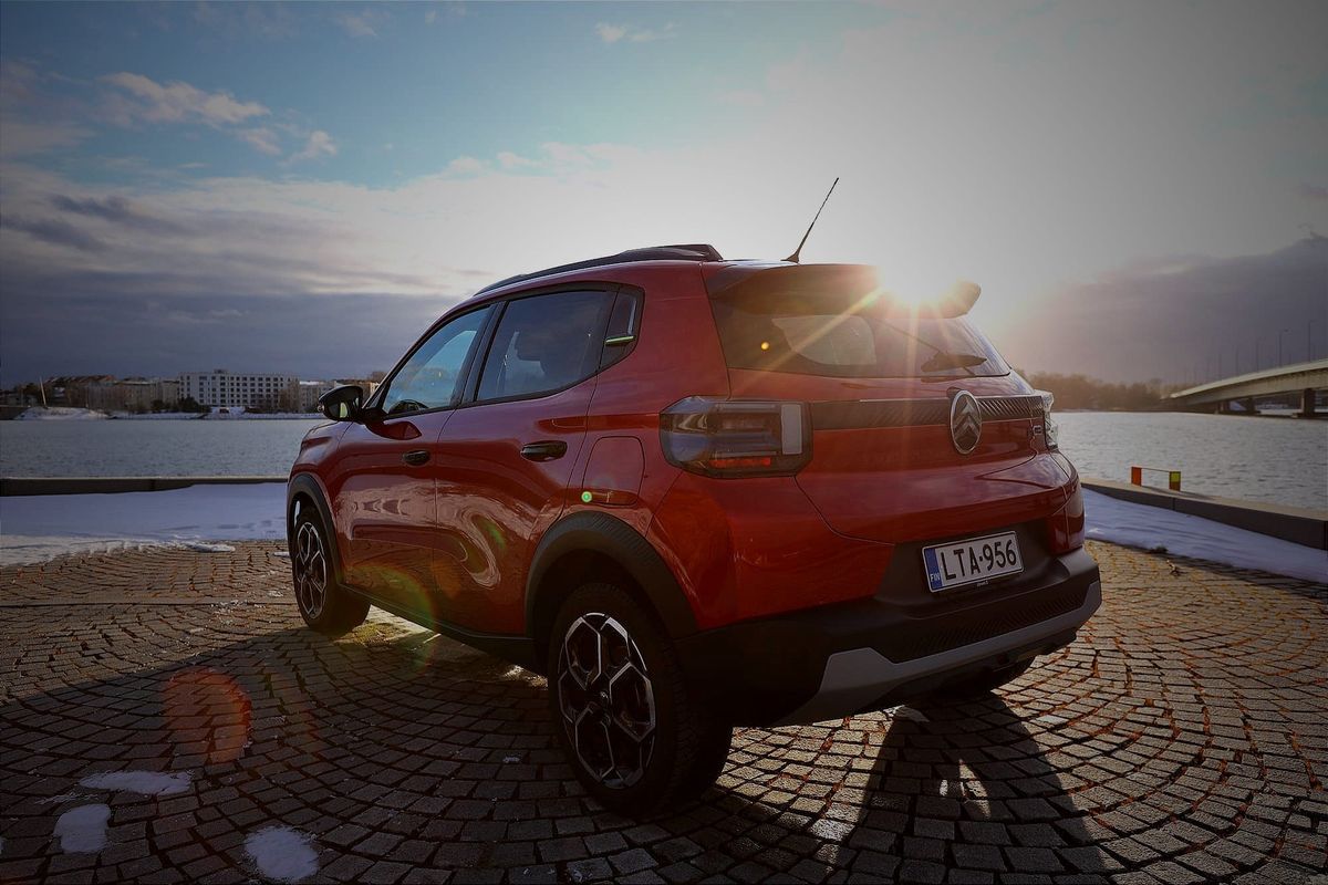 KaaraTV koeajo: autotoimittaja Antti Liinpää koeajoi uuden Citroen e-C3:n pakkaskelissaä maaliskuussa 2025.