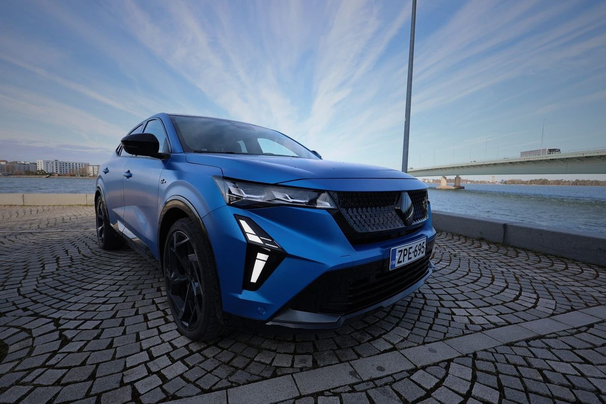 Renault Rafale E-Tech 4x4 300: Tyylikäs coupé-SUV, joka yhdistää modernin muotoilun ja tehokkaan hybriditekniikan. Kuva: Antti Liinpää, KaaraTV