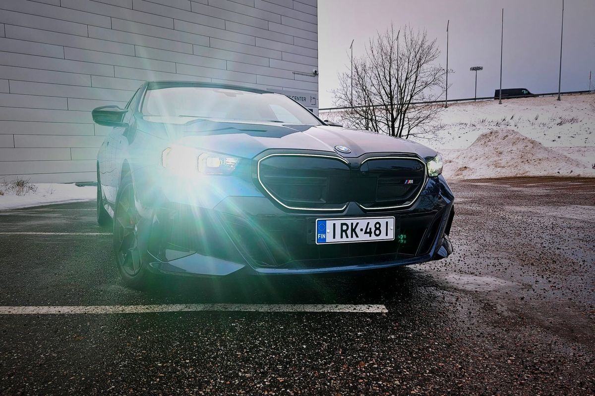 Malliston huipulla seisoo i5 M60 xDrive: yli 600 hevosvoimaa, M GmbH:n viritykset ja suorituskyky, joka tekee siitä nopeamman kuin vanhat M5:t