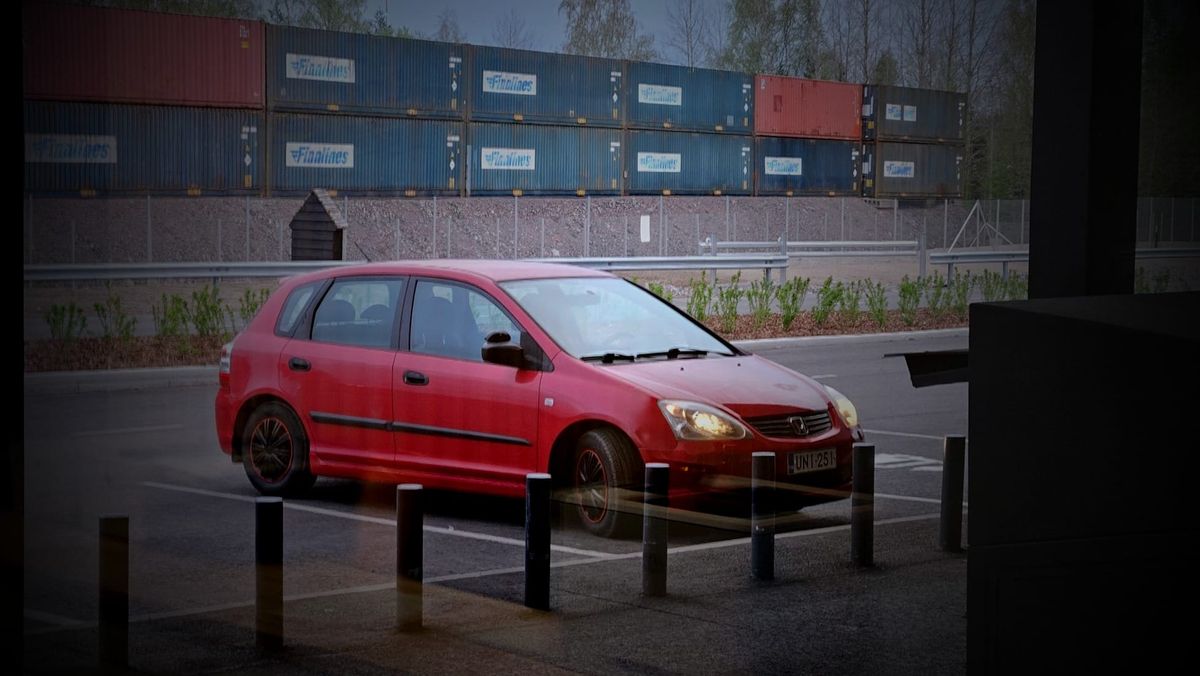 Näin palautat haalistuneet mustat muoviosat vanhasta autosta – tehokkaat tuotteet ja helpot työvaiheet