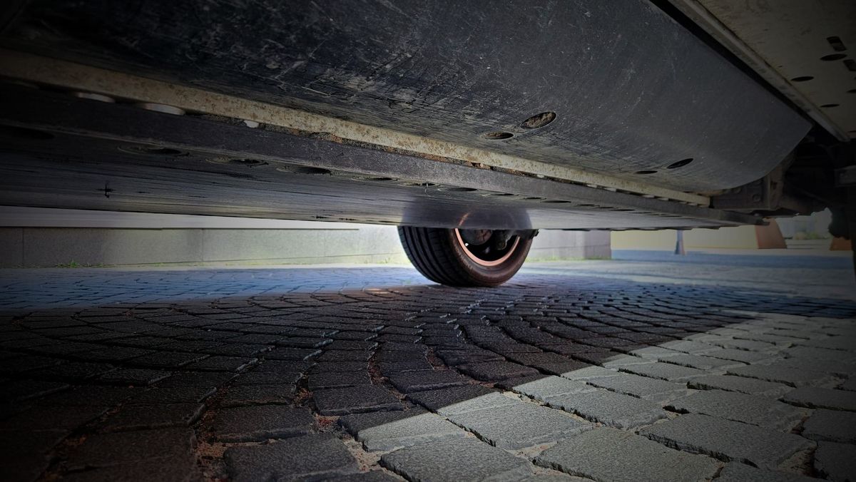 Sähköauton piiloriski: pohjapanssarin vaurio voi johtaa katsastushylkäykseen ja kalliiseen remonttiin