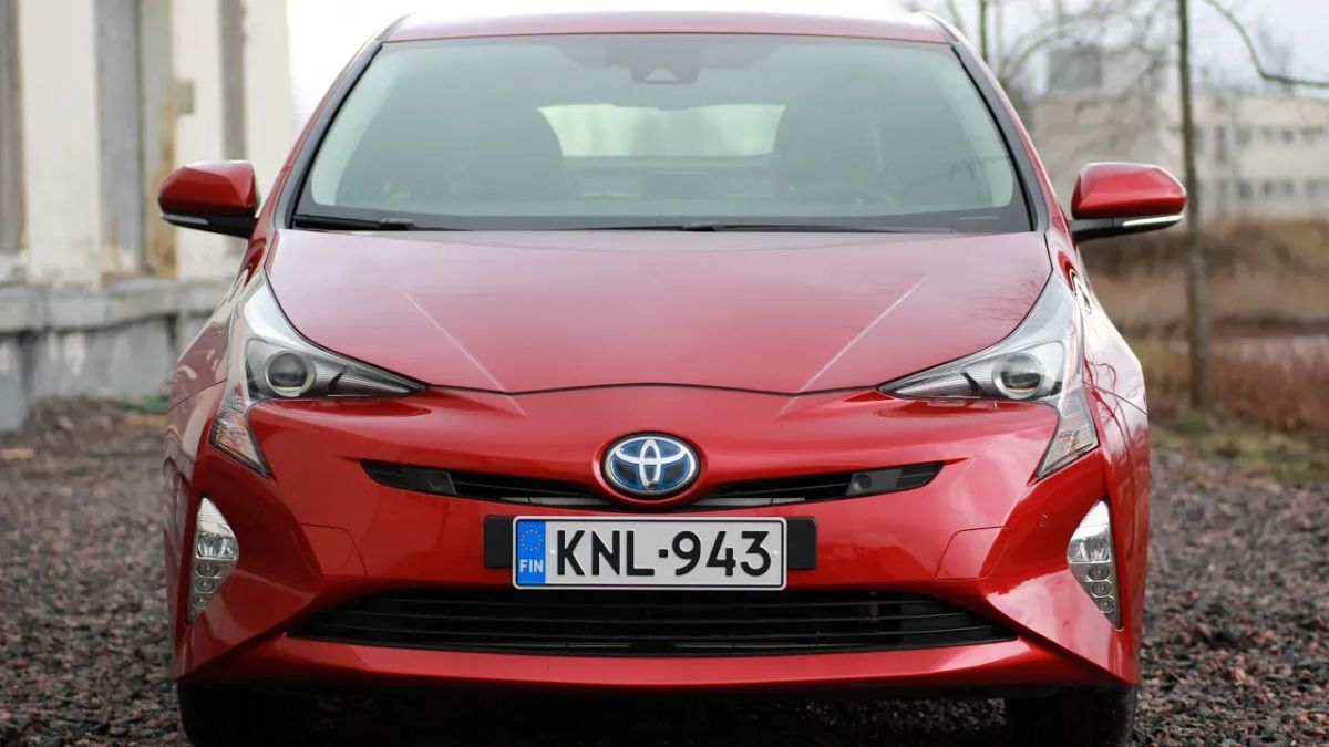 Toyota Prius – hybridiautojen pioneeri sukupolvesta toiseen