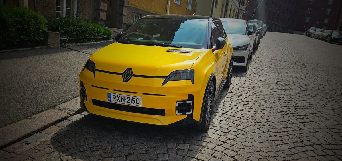 Uusien autojen ensirekisteröinnit Suomessa yhä alamaissa – romutuspalkkiolta odotetaan piristysruisketta