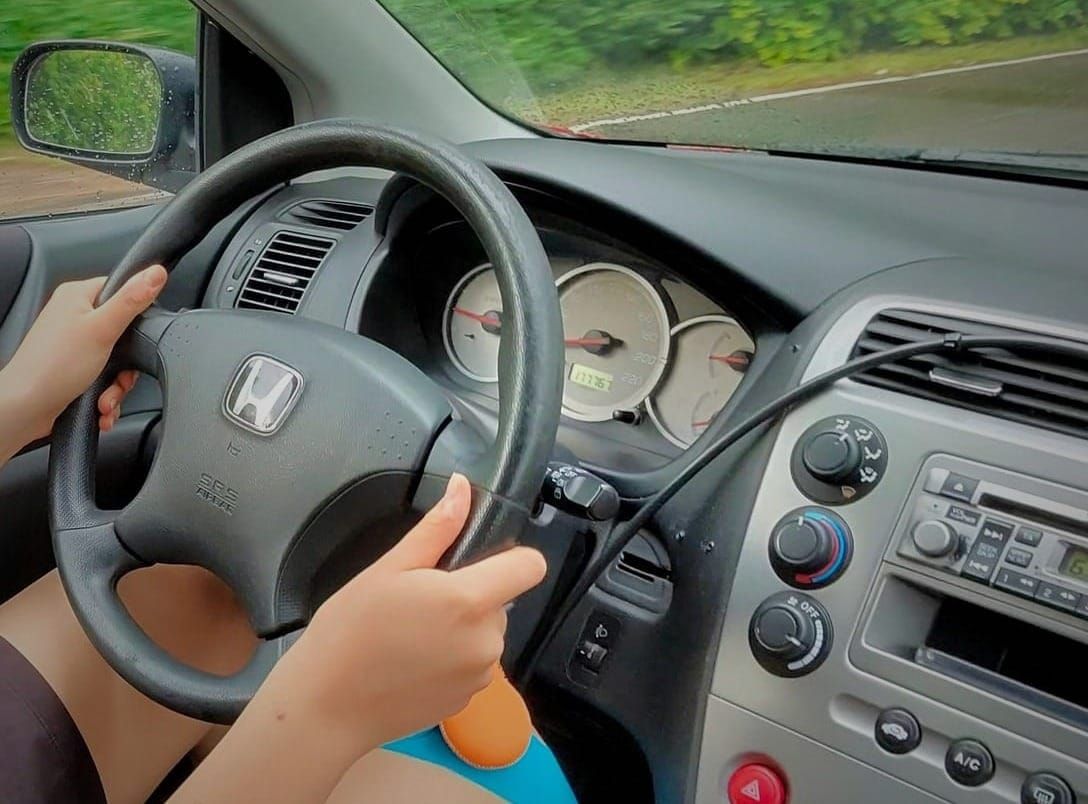 Näin korjaat kojelaudan ruuvinreiät siististi – puhelintelineen jälkien häivyttäminen helposti