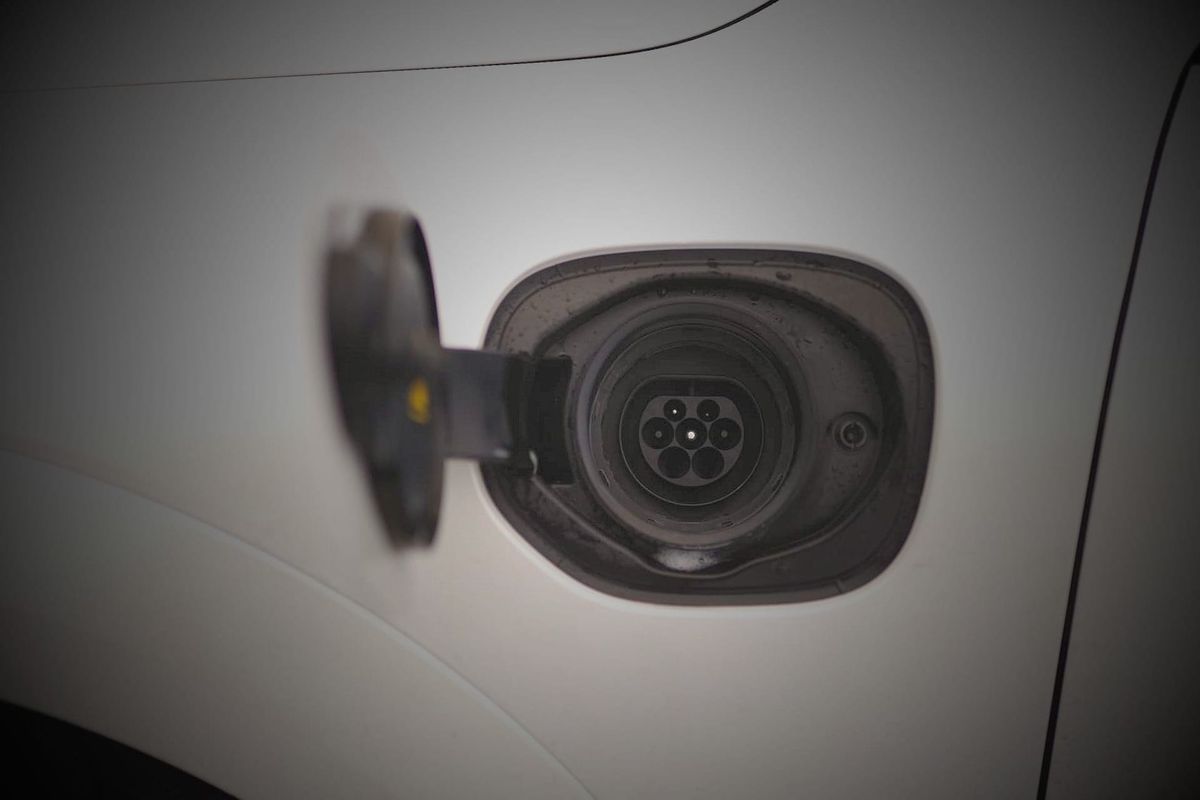 Sähköauto vai hybridi? Vertailussa kulutus, kustannukset ja käyttömukavuus
