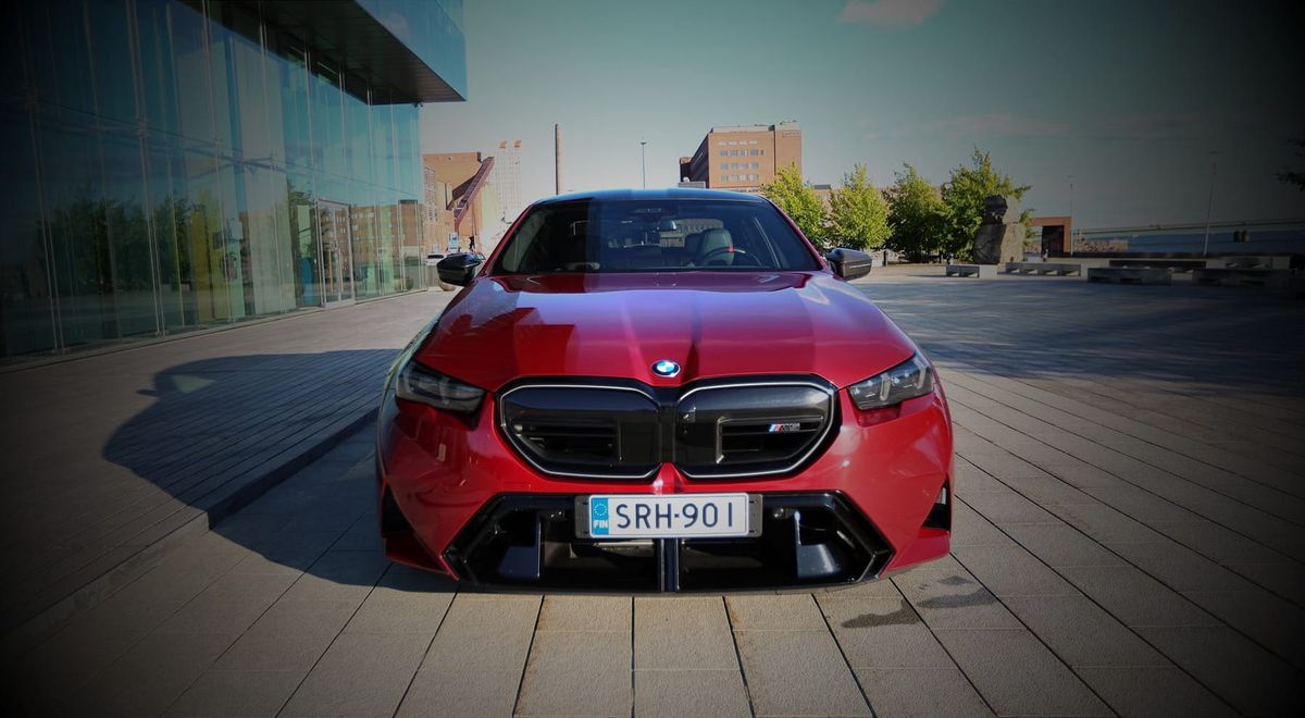 BMW M5 – Sukupolvien tarina ja ennakkotunnelma vuoden 2025 ladattavan hybridimallin koeajoon