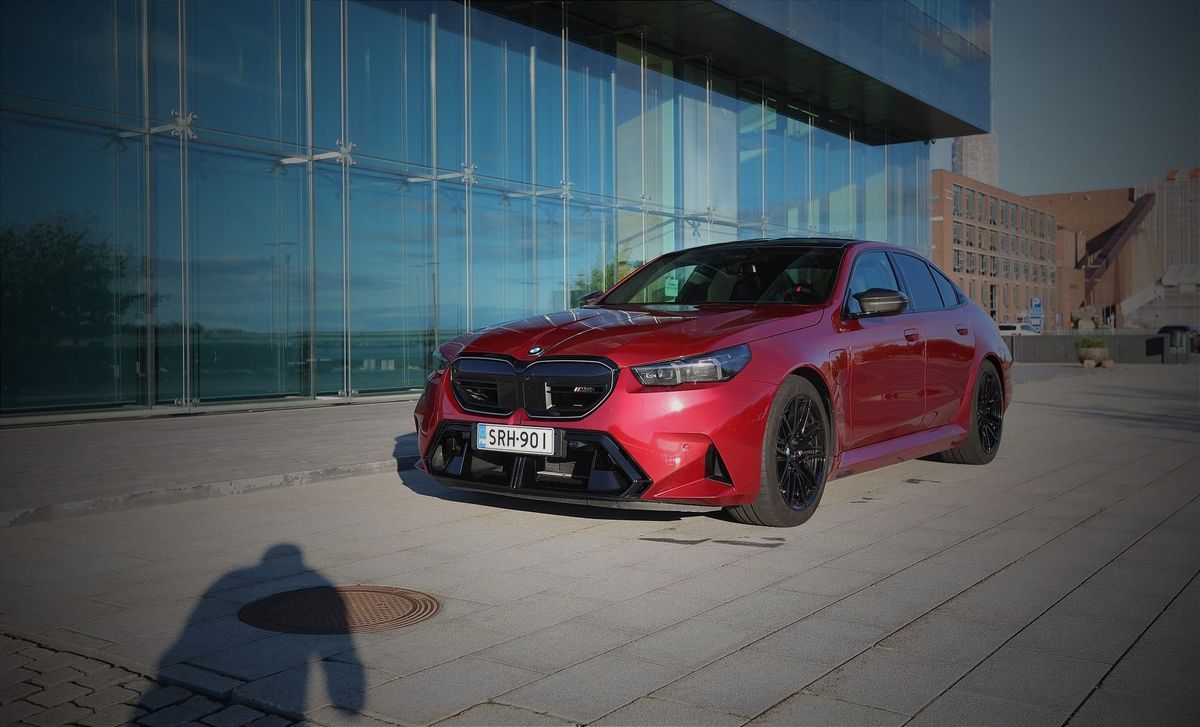 Uusi BMW M5 Sedan 2025 – KaaraTV:n ensifiilikset superhybridistä