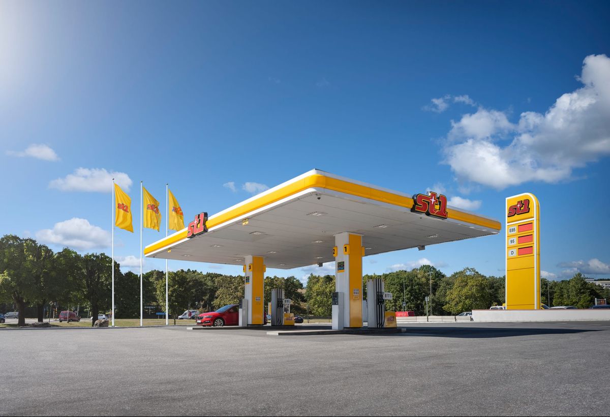 St1 sulkee polttoainemyynnin Ylöjärvellä – Suomen ensimmäinen vain sähköautoilijoille suunnattu asema avautuu