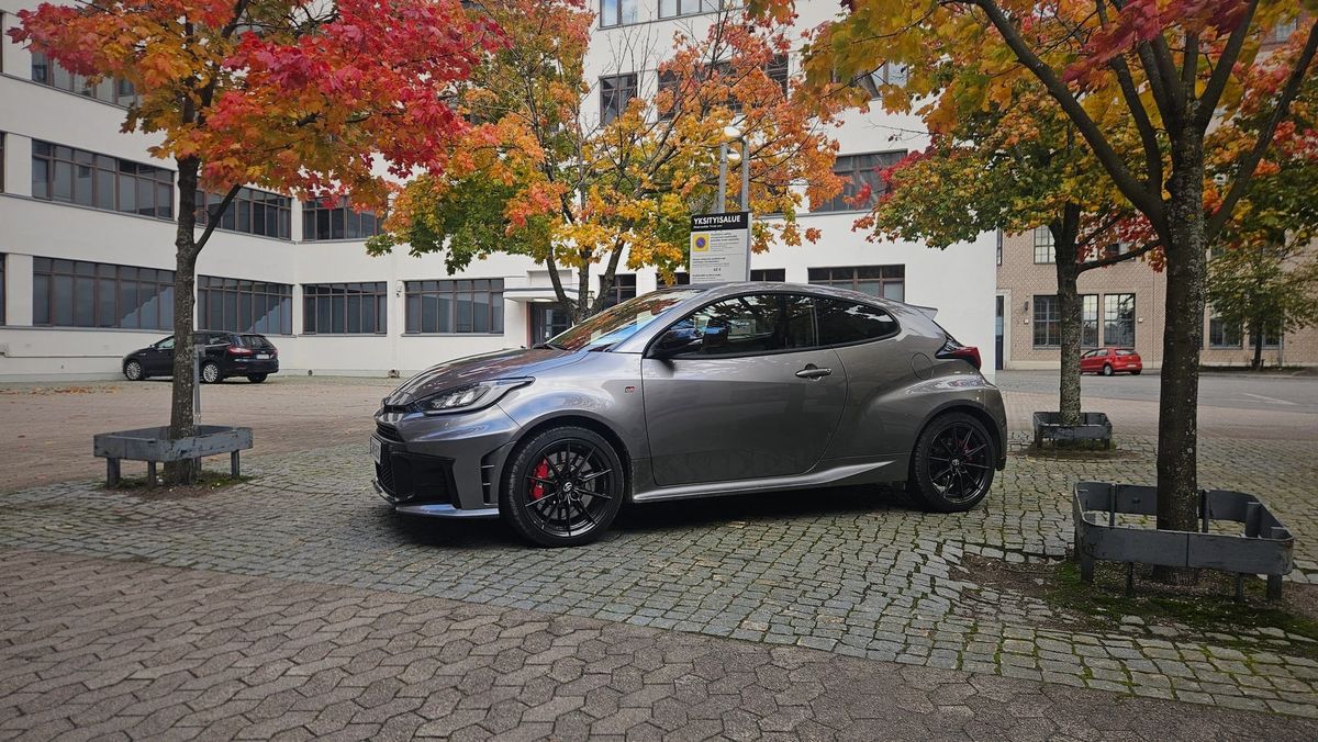 Toyota Yaris GR Sport automaattina – rallilegenda, joka istuu arkiajoon entistä mukavammin