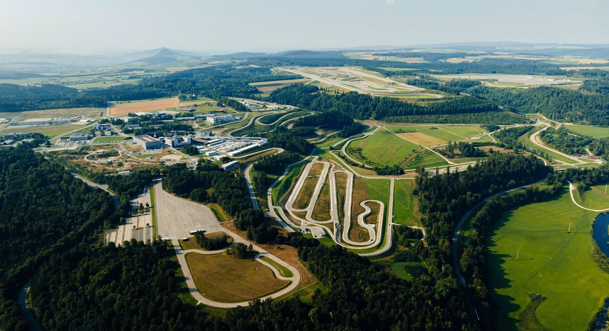 Mercedes-Benz investoi valoon ja virtuaalitestaukseen – Immendingenin jättimäinen testikeskus esittelee autonkehityksen tulevaisuuden