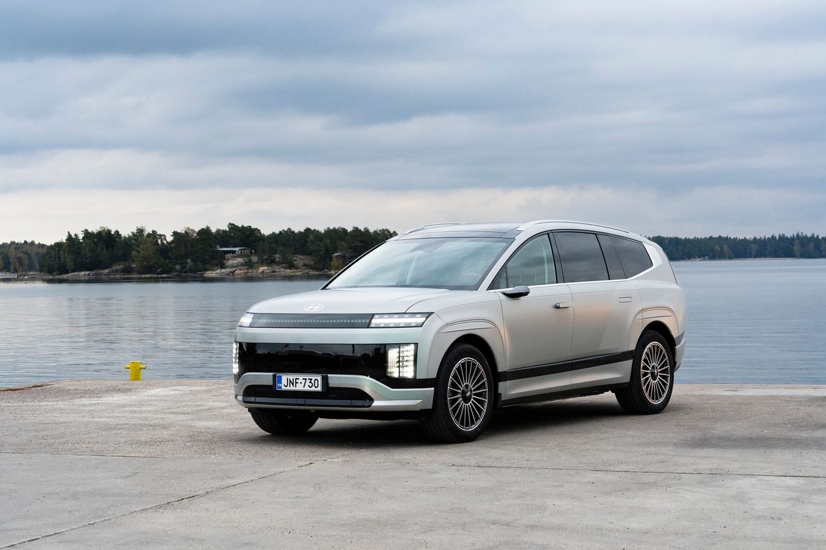Hyundai IONIQ 9 saapui Suomeen – 110 kWh akku, yli 600 km toimintasäde ja vetokyky 2 500 kg