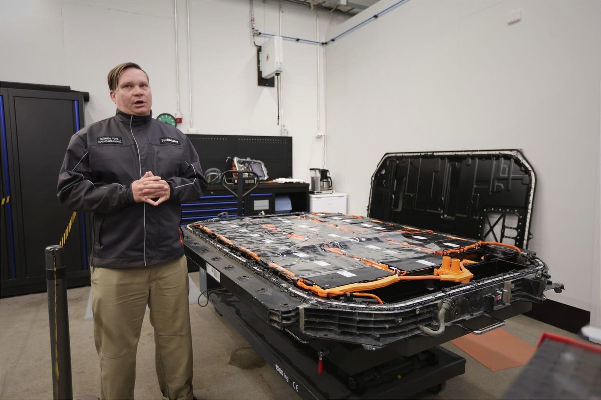 Traficom varoittaa: Sähköautojen "omat viritykset" ja jälkiasenteiset akkupanssarit voivat olla vakava turvallisuusriski