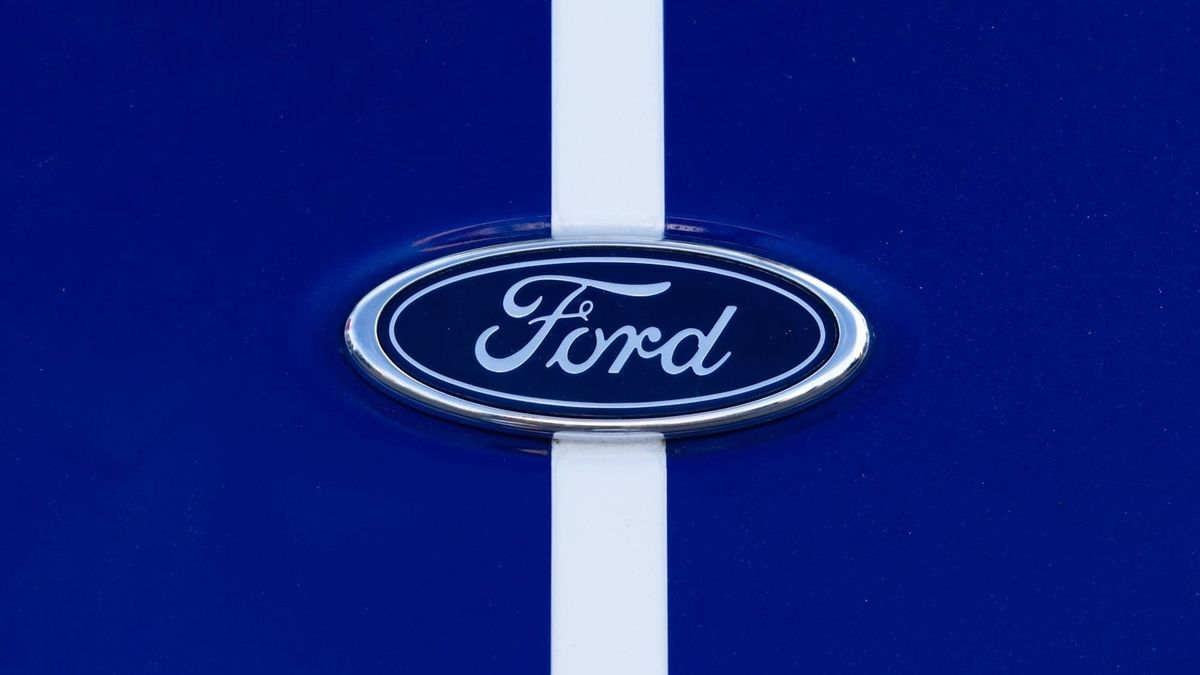 Fordin sähköstrategia uusiksi: Miljardien alaskirjaukset, lisää hybridejä ja akkuja konesaleihin