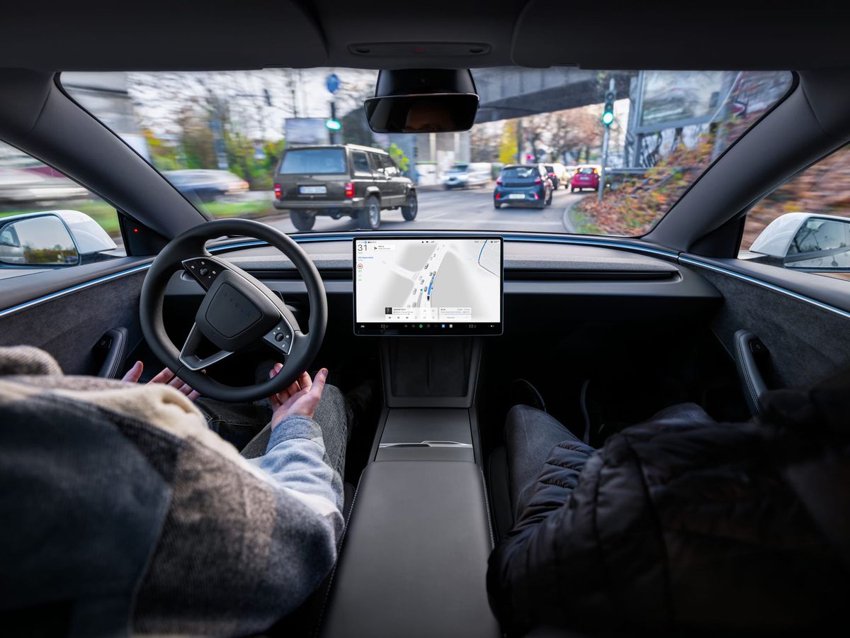 Auton takapenkille mars! – KaaraTV testaa: Ajaako Tesla paremmin kuin minä?