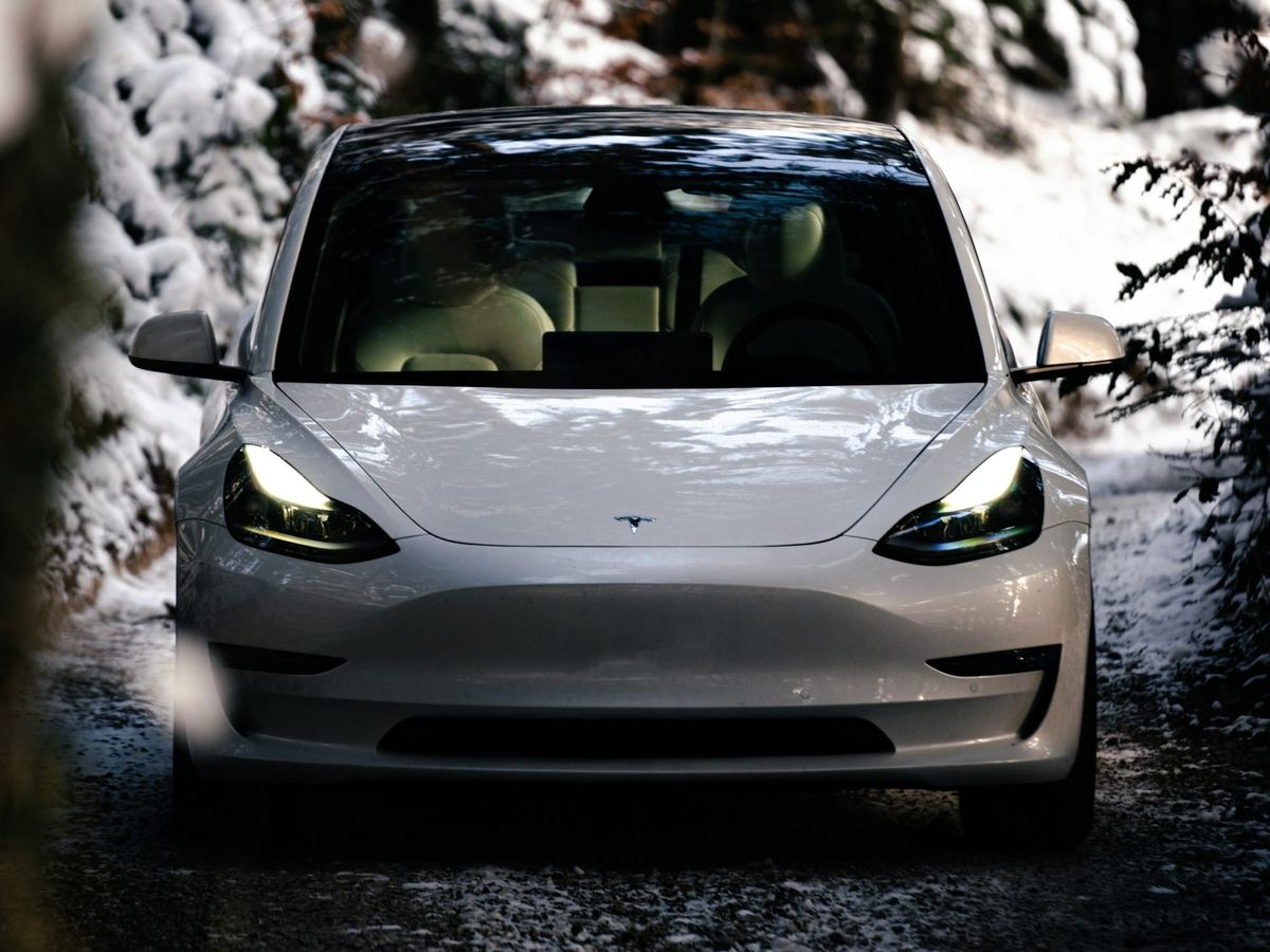 Tesla Model 3 ja Suomen talvi: Lämpöpumppu vai vastuslanka – kumpi jättää kylmäksi?